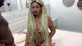 Primeira vez no porno da safada Lilith levando pica e apanhando de 2 machos no motel