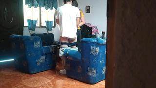 Mi hermanna cree que no hay nadie en casa y se folla a su novio en la sala de estar. Le mostraré el vídeo a nuestros padress