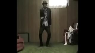 Hombre bailando y probando que es más famoso que una perra