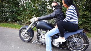 Zara-Mendez wird von Biker gefickt und bekommt Sperma in die Fotze