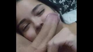 Esposa submissa Debora Prado faz boquete todo dia a noite antes de ir pra cama